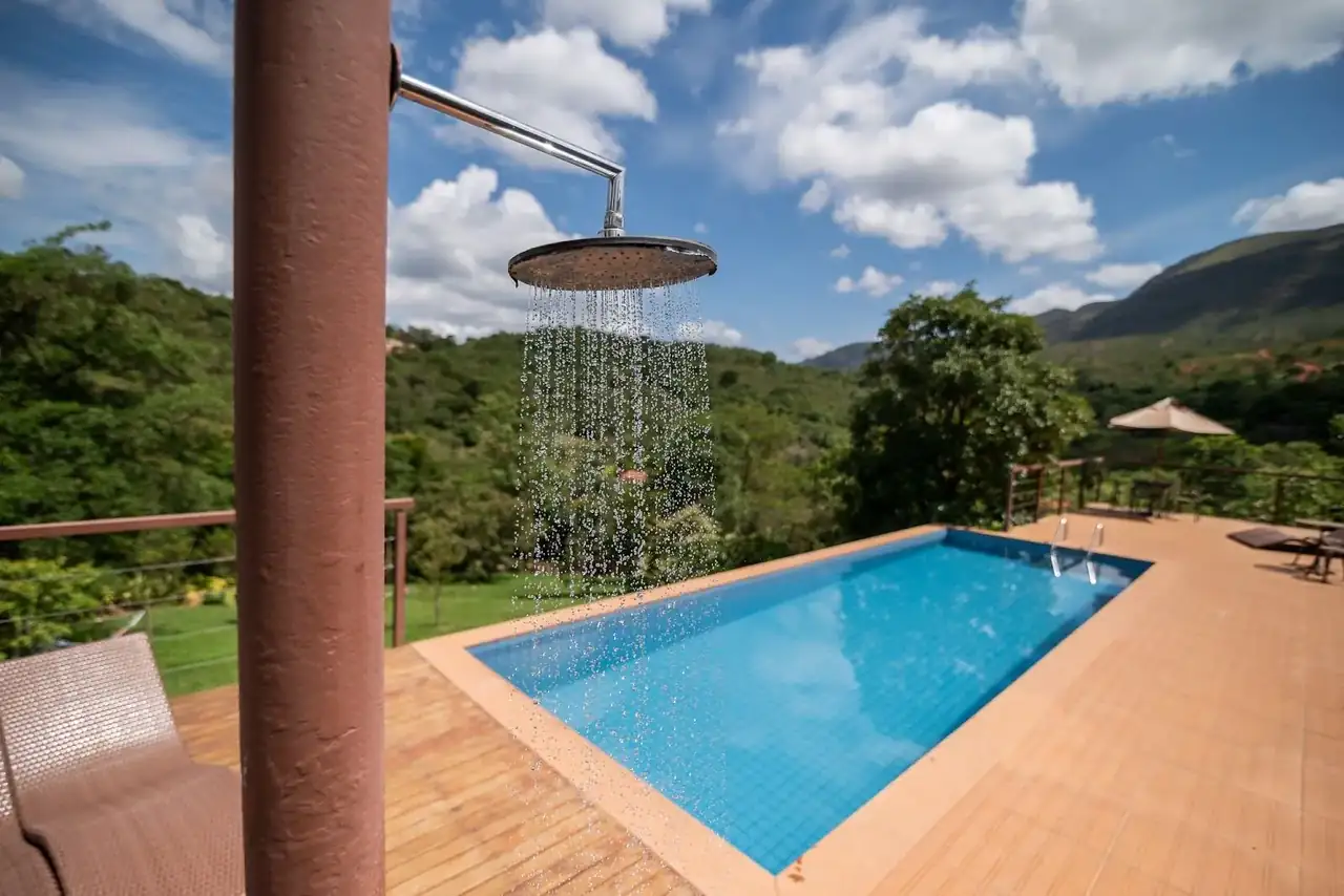 Piscina da Pousada Villa Severina com vista para a serra de Brumadinho