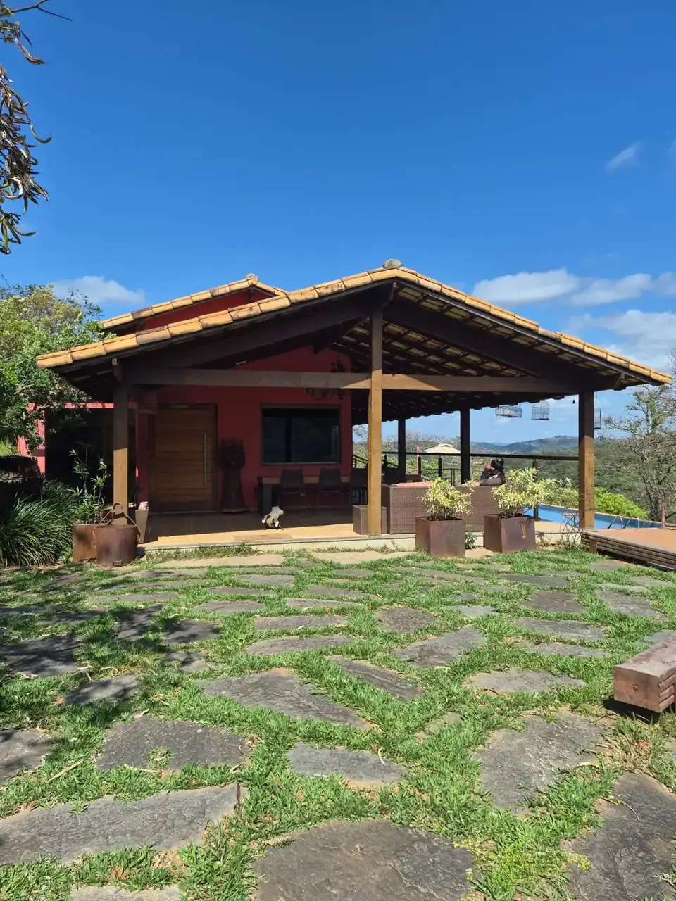 Varanda coberta com vista para a piscina e a serra