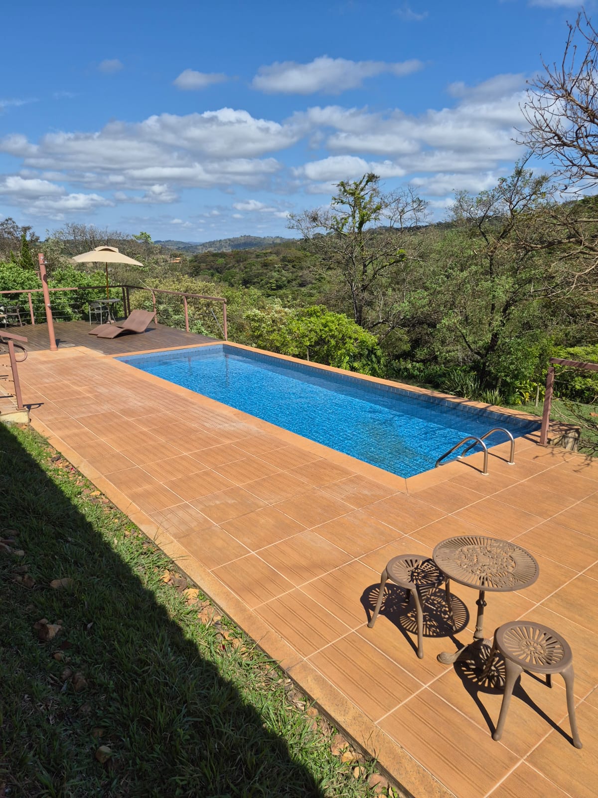 Piscina e deck ao sol